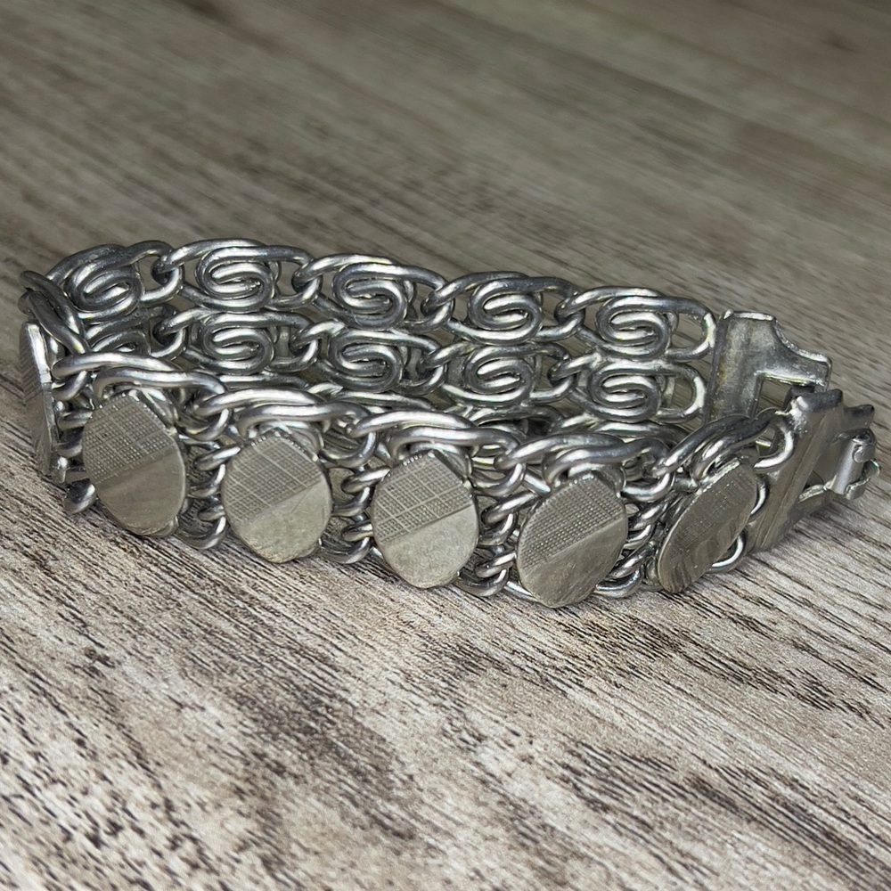 STAINLESS STEAL Chain Bracelet with Clasp.